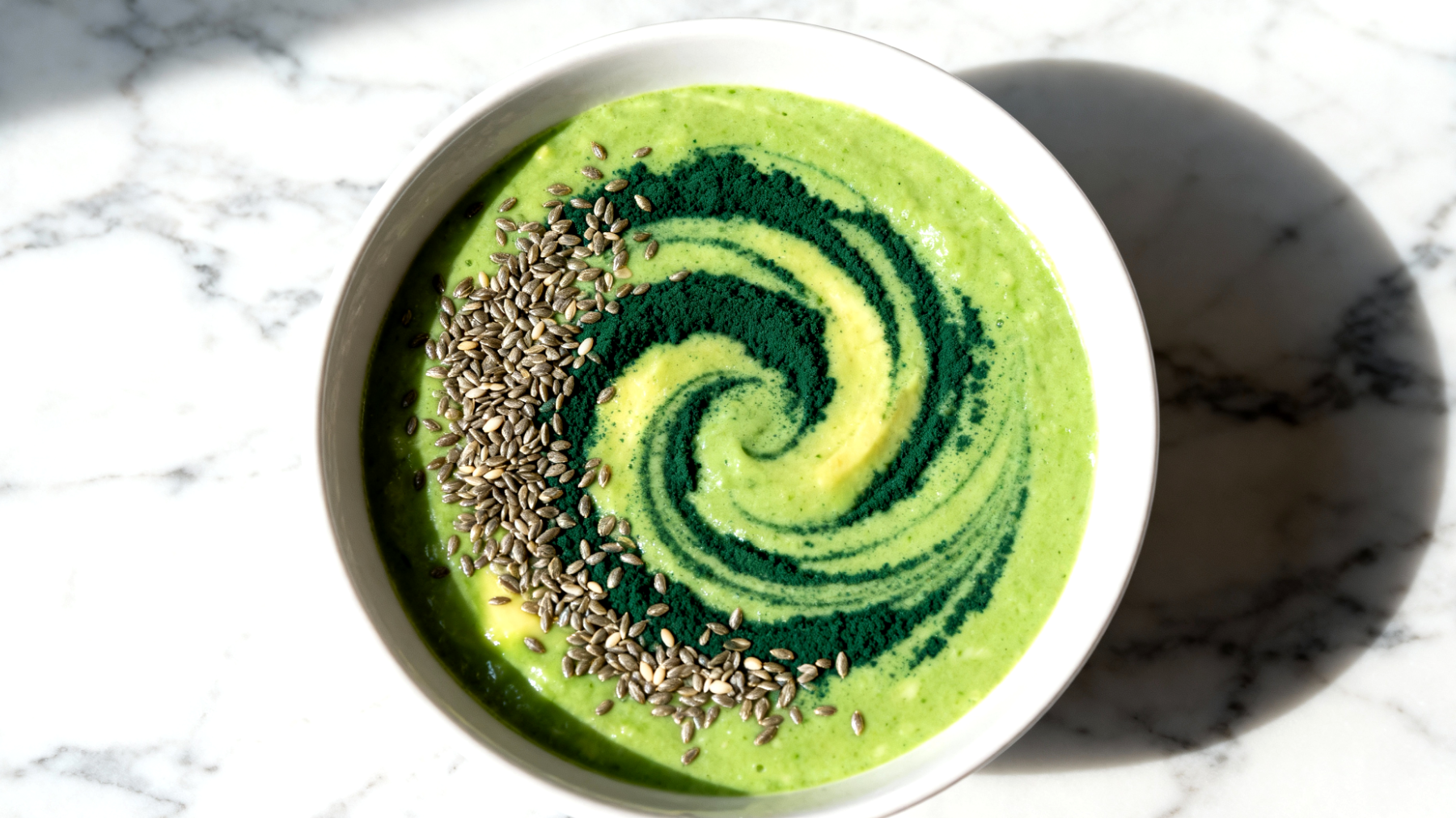 Hanfsamen-Avocado-Smoothie-Bowl mit Spirulina"