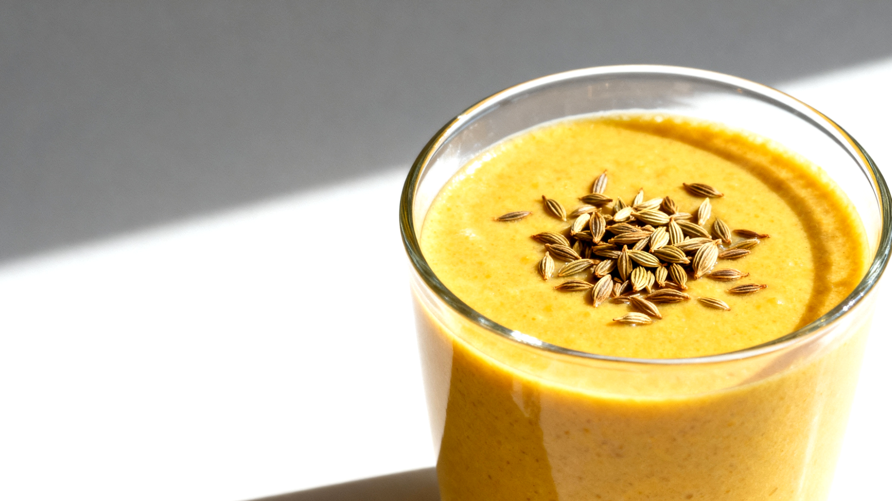 Kefir-Smoothie mit geröstetem Fenchelsamen und Kurkuma"