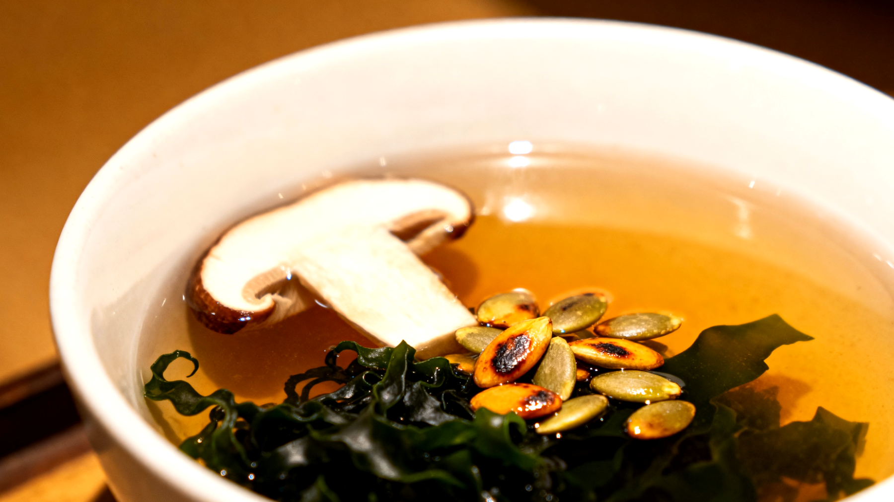 Miso-Shiitake-Brühe mit Wakame-Algen und gerösteten Kürbiskernen"