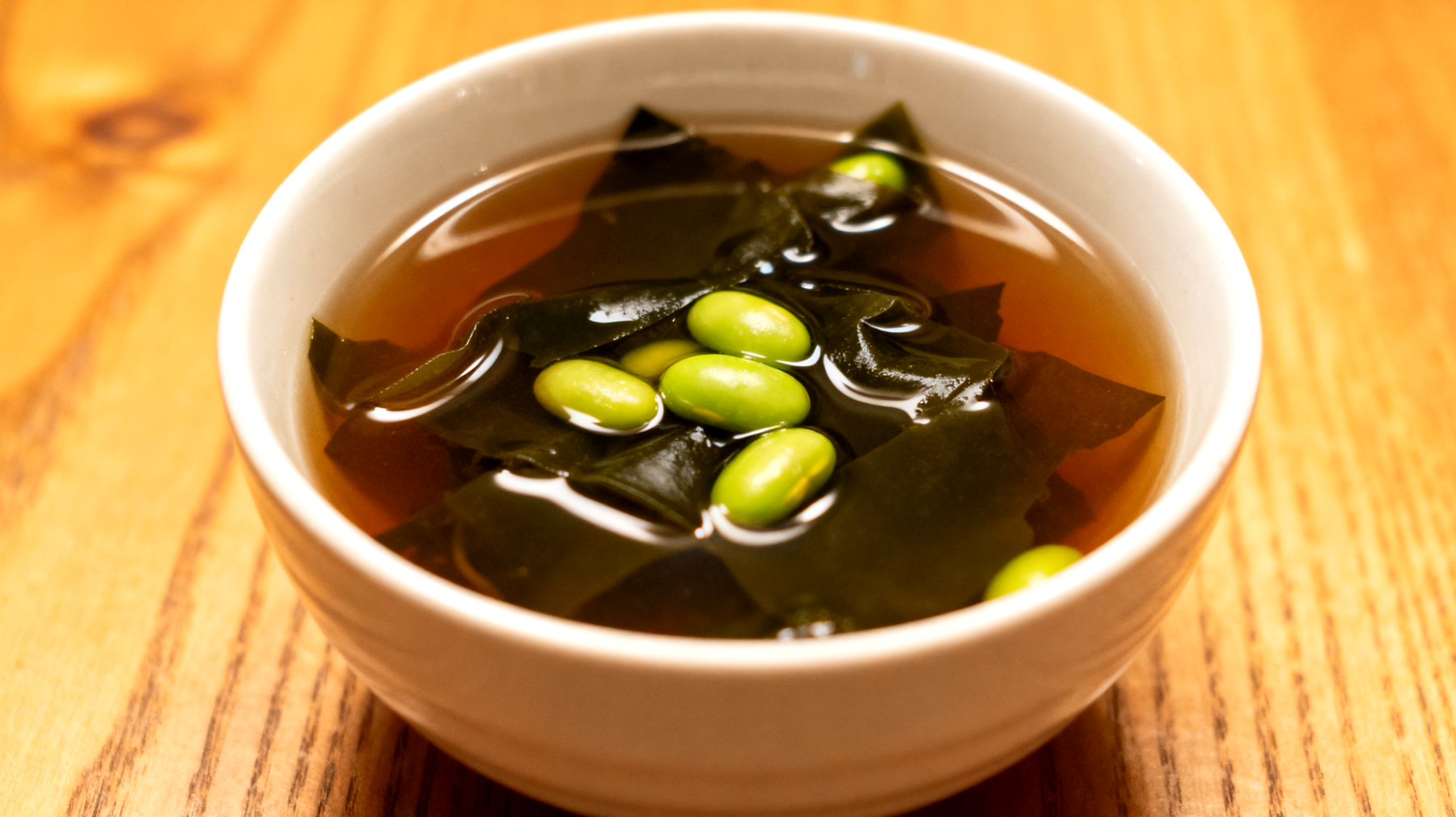 Miso-Suppe mit Wakame-Algen und Edamame"