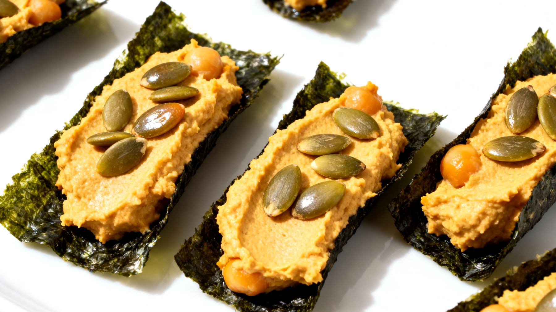 Nori-Algen-Wraps mit Kichererbsenmus und gerösteten Kürbiskernen"