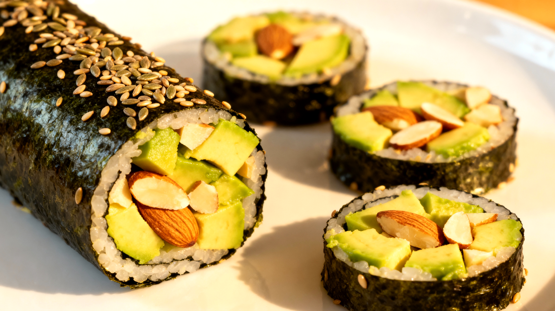 Nori-Mandel-Röllchen mit Avocado und Hanfsamen"