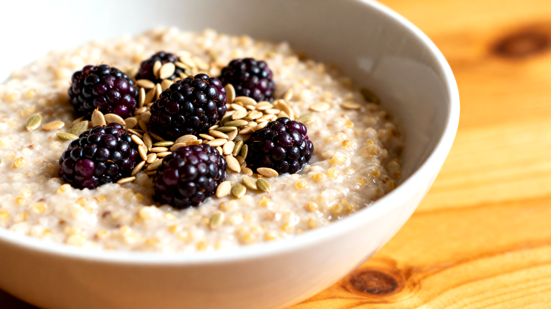 Quinoa-Porridge mit Maulbeeren und Hanfsamen"
